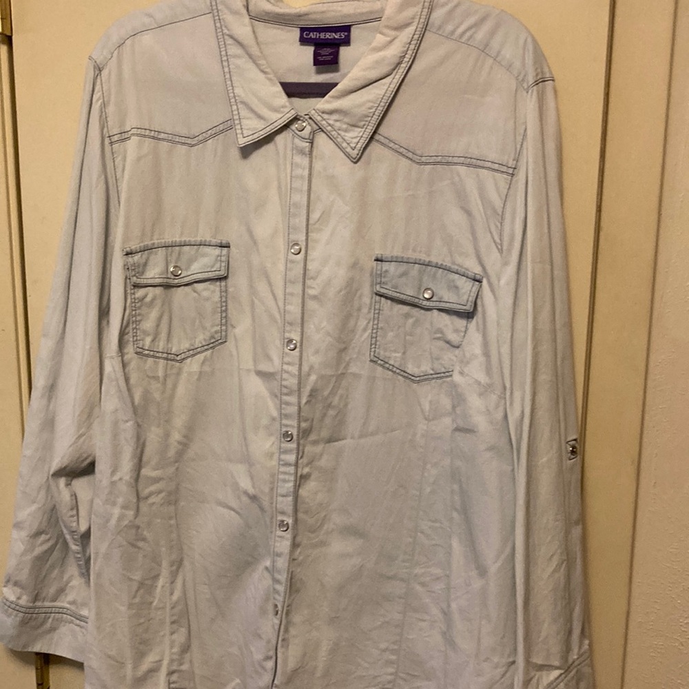 Lightweight chambray pearl snap long sleeve top